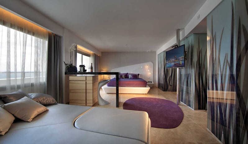 USHUAIA - ANYTHING CAN HAPPEN STAGE VIEW FULL VIEW